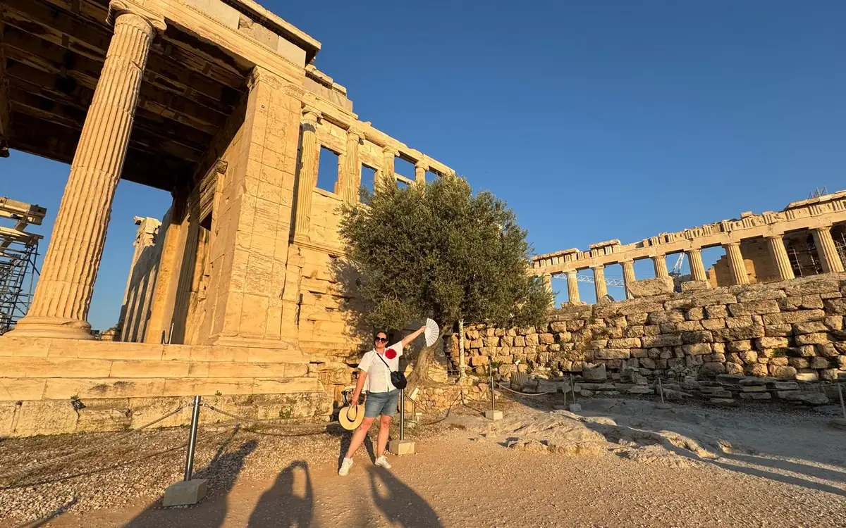 Die Vorhalle des Erechtheion und ein Olivenbaum, dahinter der Parthenon
