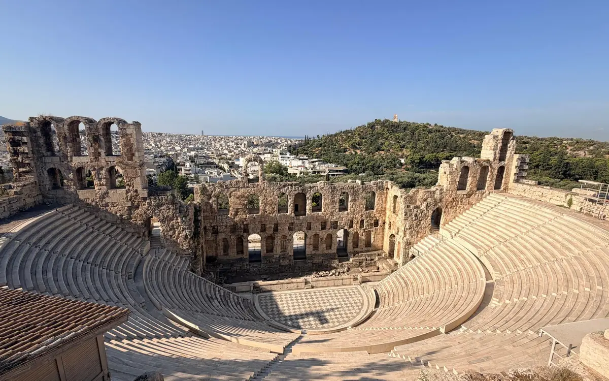 Das Odeon of Herodes Atticus von den oberen Rängen, dahinter die Stadt