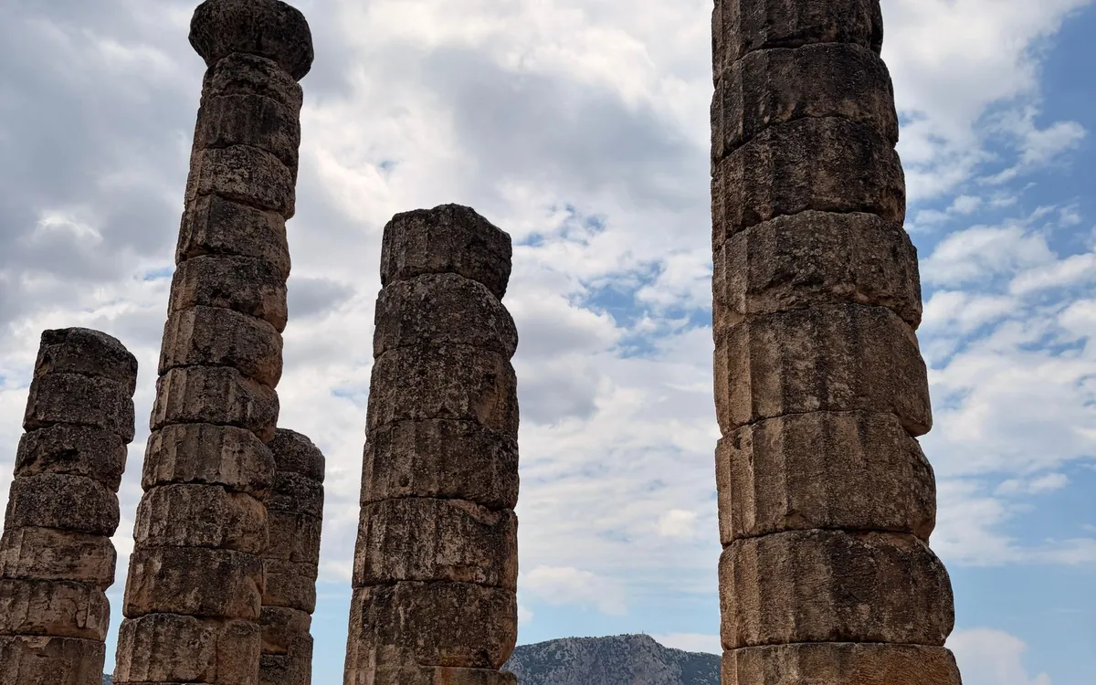 Starożytne kamienne kolumny w Delphi